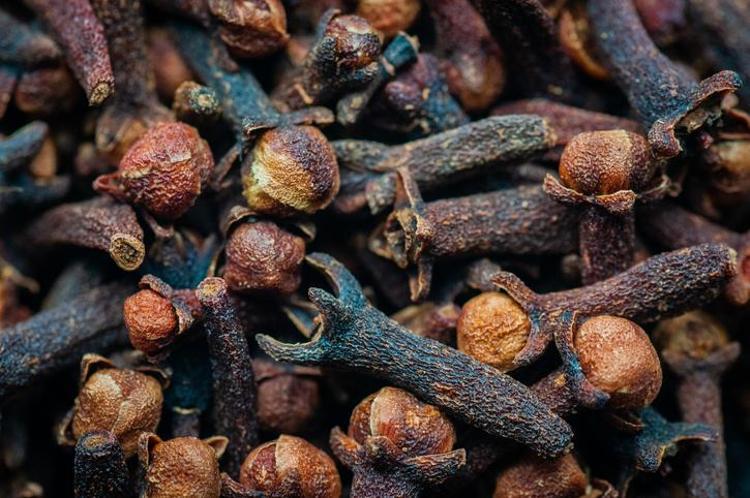 Kuru öksürüğü bıçak gibi kesen babaanne tarifi 3 malzemeyle hazırlanıyor: Boğazdaki mikrobun kökünü kurutuyor