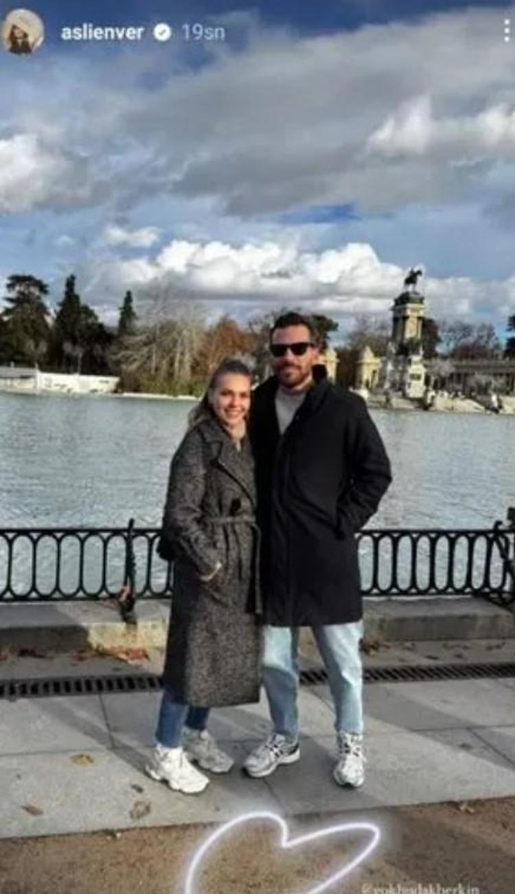 Aslı Enver minik kızı Elay ile Londranın altını üstüne getirdi