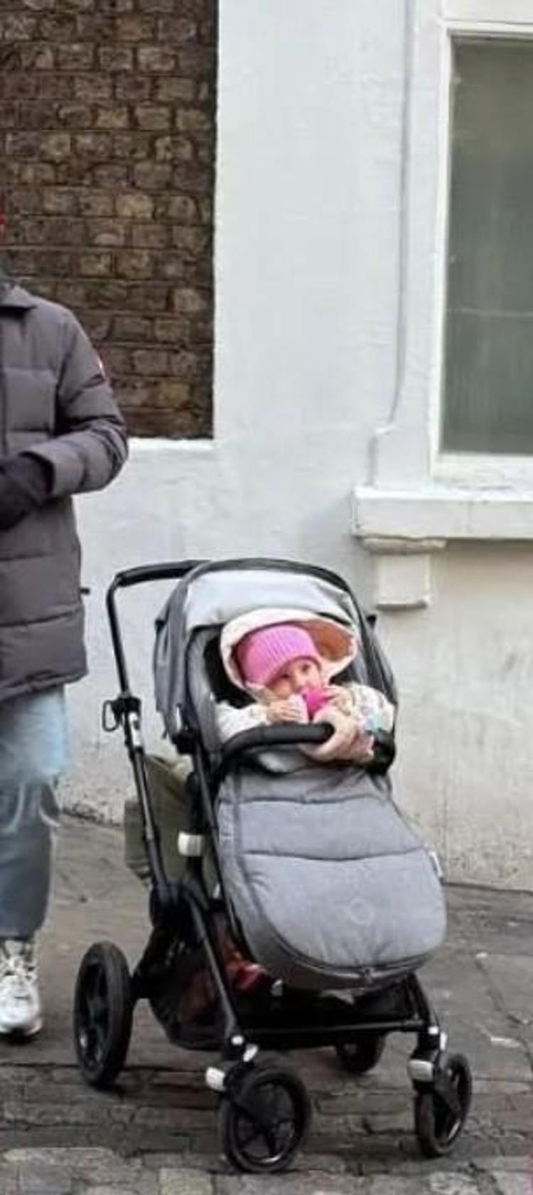 MİNİK KIZININ SEVİMLİ ANLARINI PAYLAŞTI