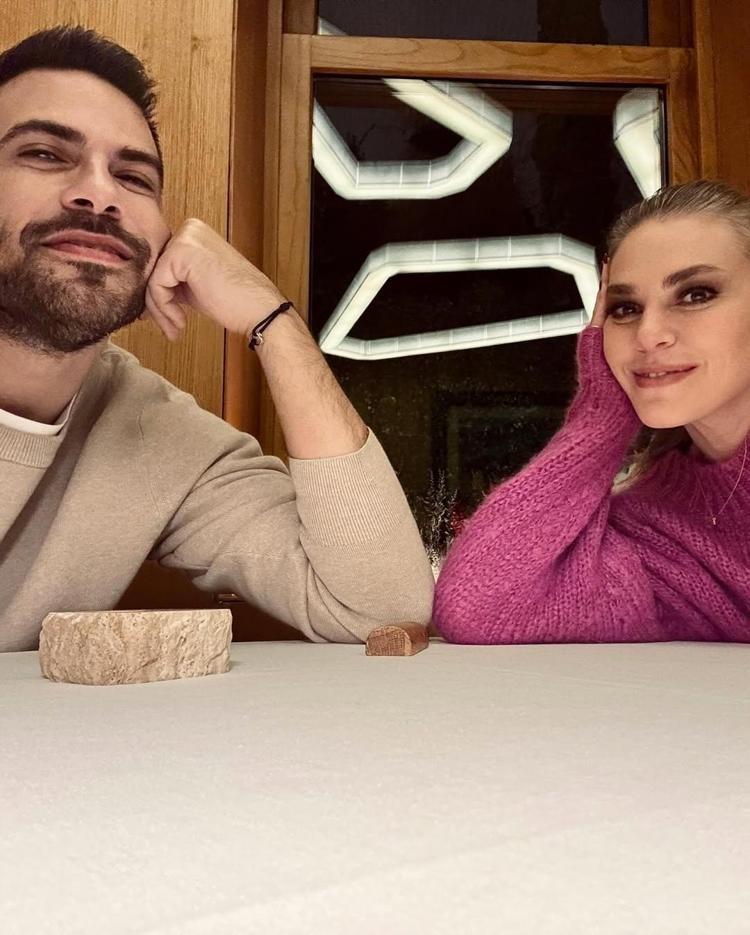 Aslı Enver minik kızı Elay ile Londranın altını üstüne getirdi