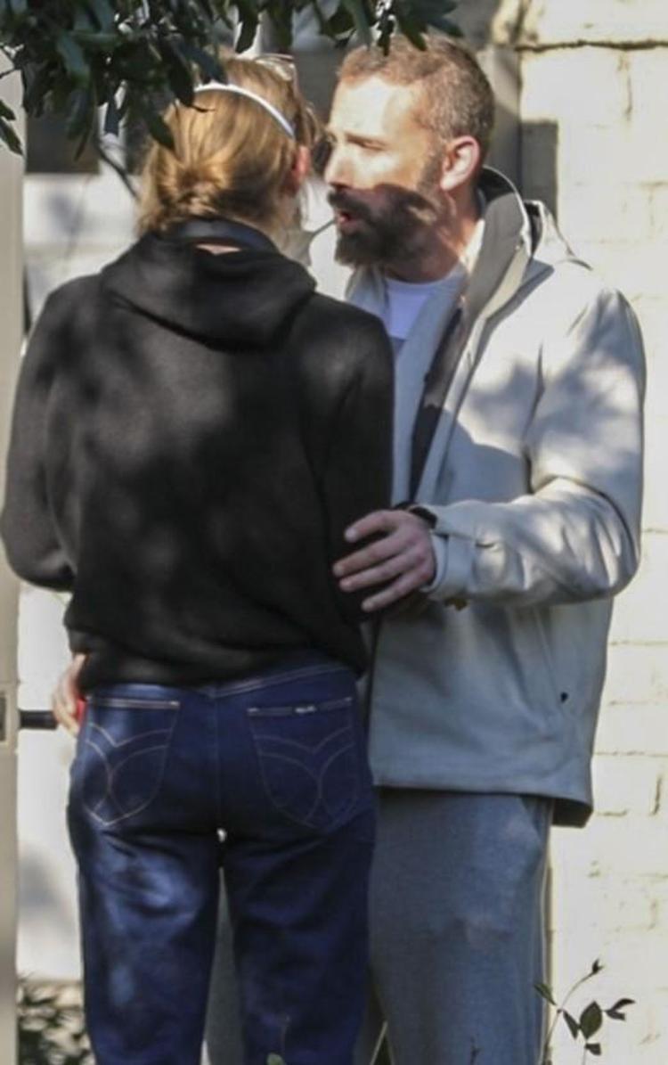 Evinin bulunduğu mahalle küle döndü Ben Affleck yaşadığı üzüntüyü kızının kollarında unuttu