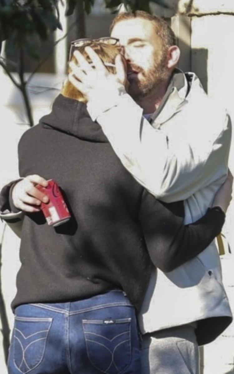 Evinin bulunduğu mahalle küle döndü Ben Affleck yaşadığı üzüntüyü kızının kollarında unuttu