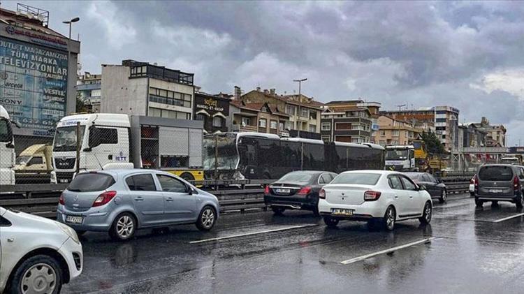 ‘METROBÜS KALDIĞI ZAMAN YOLCULARIN AKTARILMALARIYLA İLGİLENİYORUM’