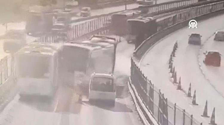 ‘METROBÜS YOLU ÇOK DAR’