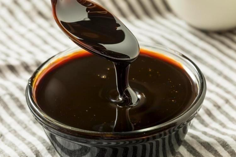 Pekmezin içine ekleyip kaşık kaşık yiyin Kana anında karışıp kuru öksürük, balgam ve hırıltının kökünü kazıyor Kemikleri betona çeviriyor