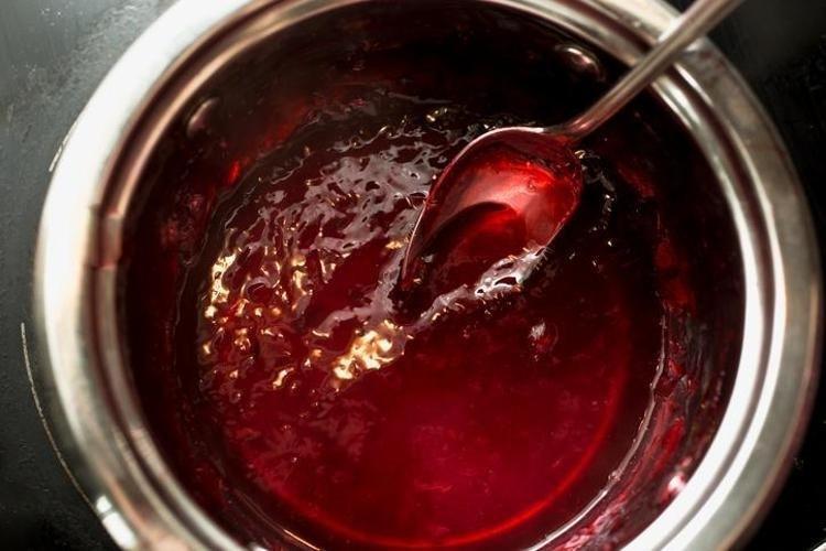 Pekmezin içine ekleyip kaşık kaşık yiyin Kana anında karışıp kuru öksürük, balgam ve hırıltının kökünü kazıyor Kemikleri betona çeviriyor