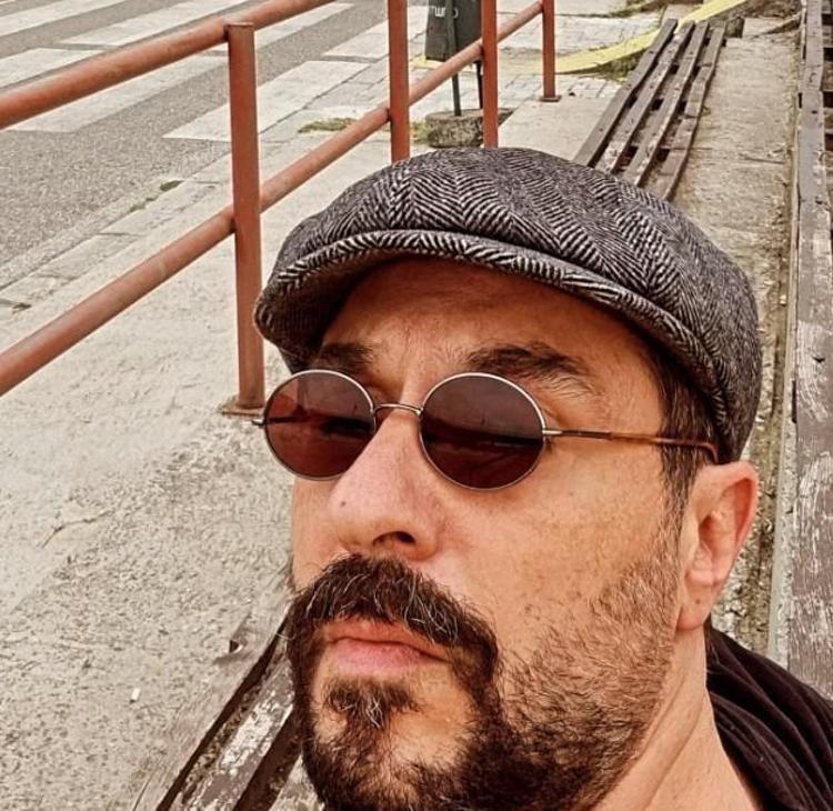 Ekranların sevilen yüzü Emir Benderlioğlunun eşi de çok ünlüymüş