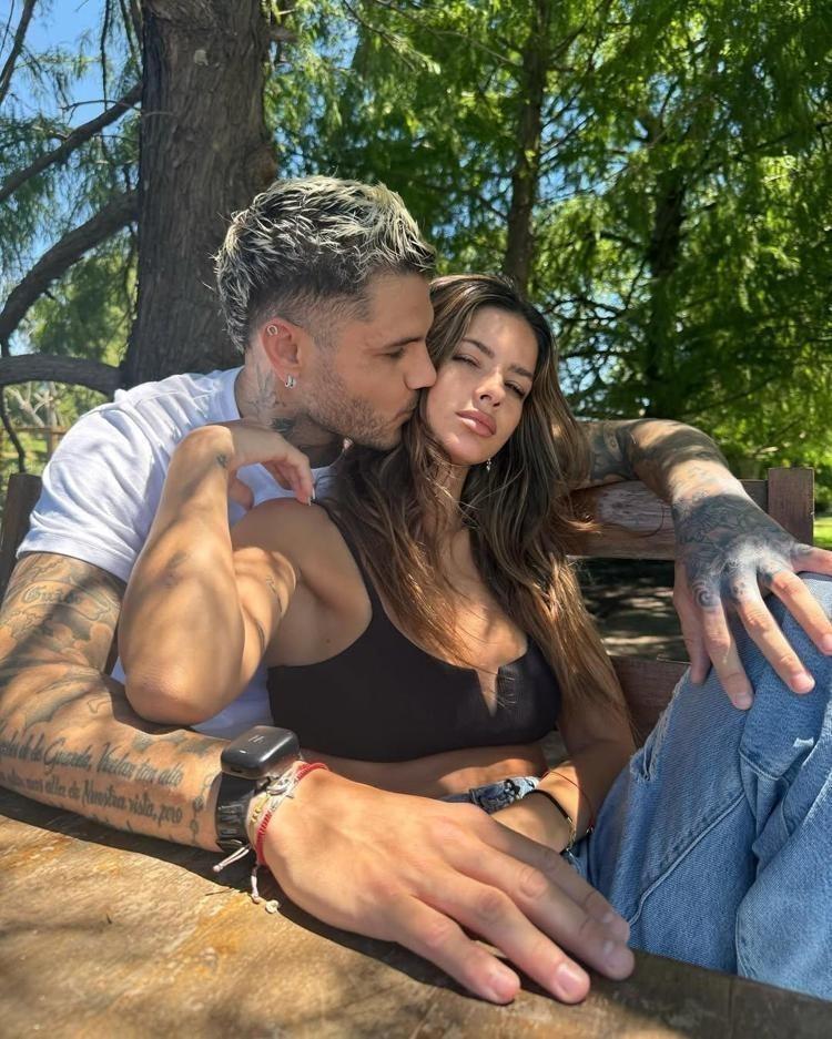 Aşkları dolu dizgin devam ediyor Mauro Icardi ve sevgilisinden romantik poz