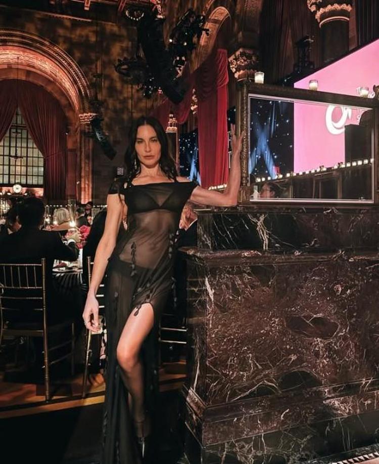 Kim der 48 yaşında diye Ece Sükan pozlarıyla hayran bırakıyor