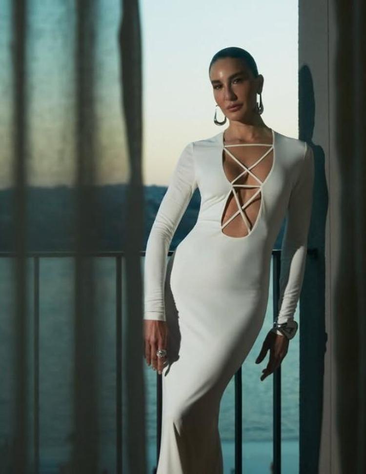 Kim der 48 yaşında diye Ece Sükan pozlarıyla hayran bırakıyor