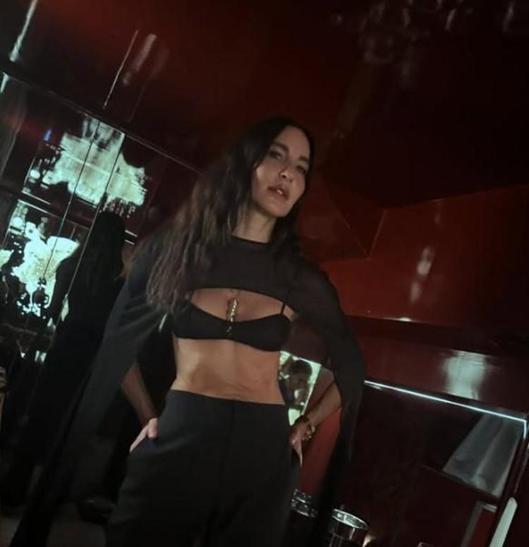 Kim der 48 yaşında diye Ece Sükan pozlarıyla hayran bırakıyor