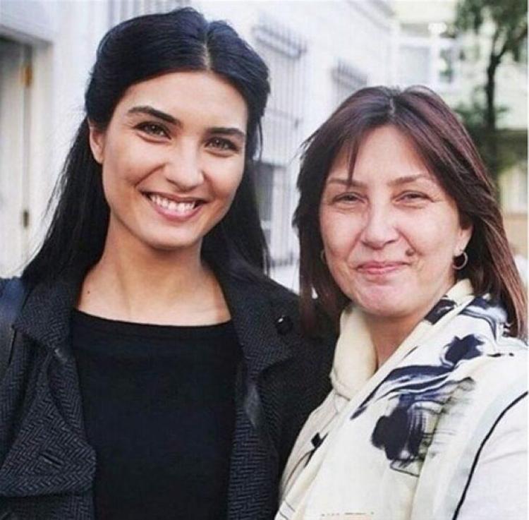 Tuba Büyüküstünün güzelliği meğer annesinden mirasmış