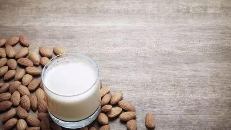 İnek sütünü tarihe gömüyor Sayesinde şişkinliğin adı bile geçmiyor: Vücuda kalsiyum ve vitamin yüklüyor, kemikleri beton gibi sağlamlaştırıyor