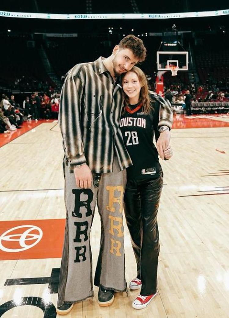 NBA All Star kadrosuna giren Alperen Şengünün sevgilisi Hannah Cherryi görenler hayran kalıyor