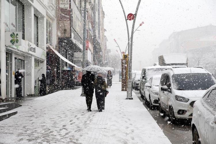 Sıcaklıklar 12 derece birden düşecek lapa lapa kar yağışı gelecek Meteoroloji illeri uyardı: Dondurucu soğuklar 1 hafta sürecek