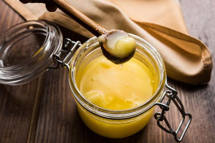 Tereyağı yerine onu kullanın D ve K vitamini ve kalsiyum zengini, kemikleri güçlendirip bağırsakları koruyor Babaannelerimiz köyde kazan kazan kaynatarak yapıyor
