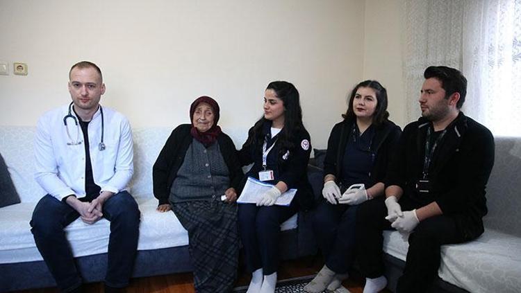 SAĞLIK ÇALIŞANLARINDAN DOĞUM GÜNÜ PASTASI SÜRPRİZİ