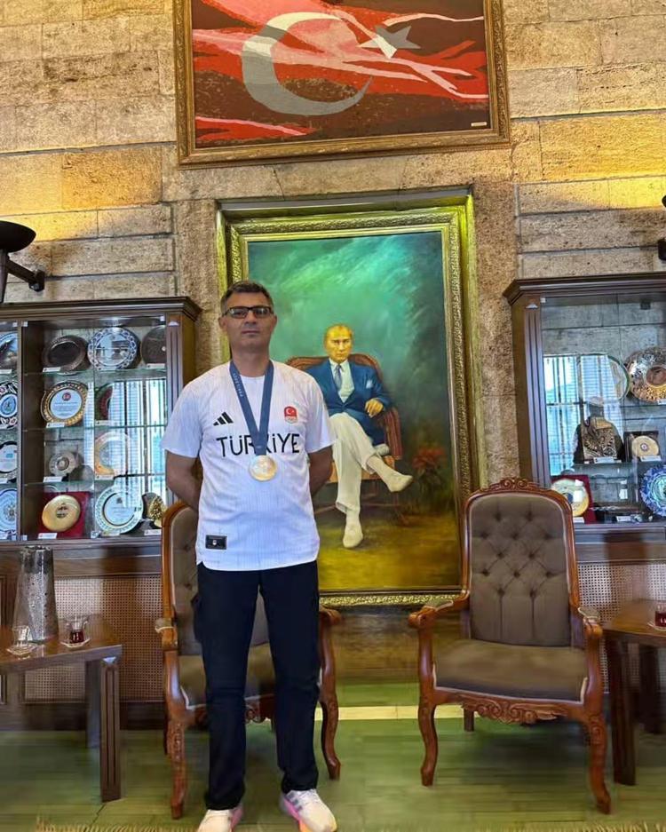 JAMES BONDDAN TEKLİF BEKLİYORUZ