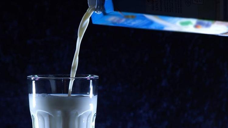 Sütün içine ekleyip bardak bardak için Metabolizmayı fişek gibi yapıp mum gibi eritiyor, bağırsakları motor gibi çalıştırıyor, kolesterolü yere çakıyor