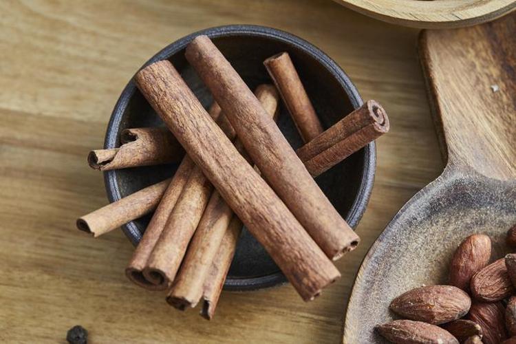 Sütün içine ekleyip bardak bardak için Metabolizmayı fişek gibi yapıp mum gibi eritiyor, bağırsakları motor gibi çalıştırıyor, kolesterolü yere çakıyor