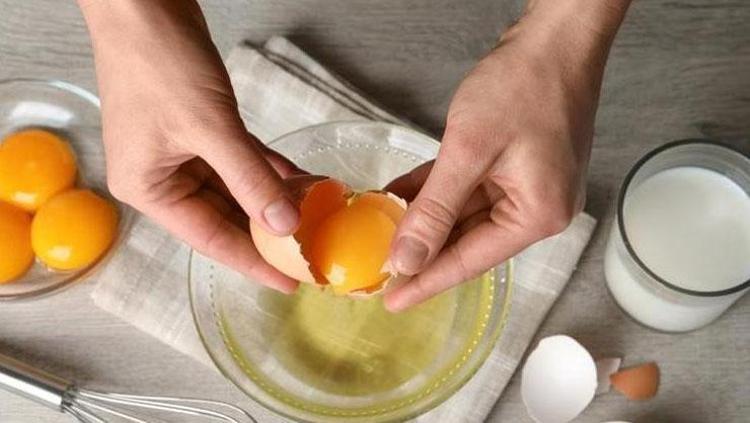 ZENGİN SAÇLAR İÇİN YUMURTA MASKESİ