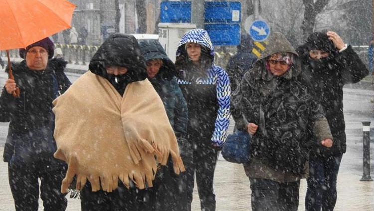 Yoğun kar yağışları ve soğuk hava dalgası geri dönüyor Meteoroloji ve AKOMdan uyarılar peş peşe geldi