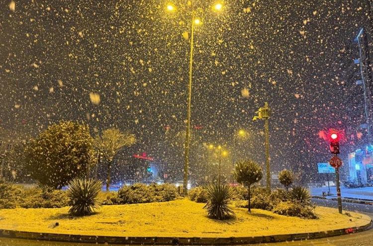 Yoğun kar yağışları ve soğuk hava dalgası geri dönüyor Meteoroloji ve AKOMdan uyarılar peş peşe geldi