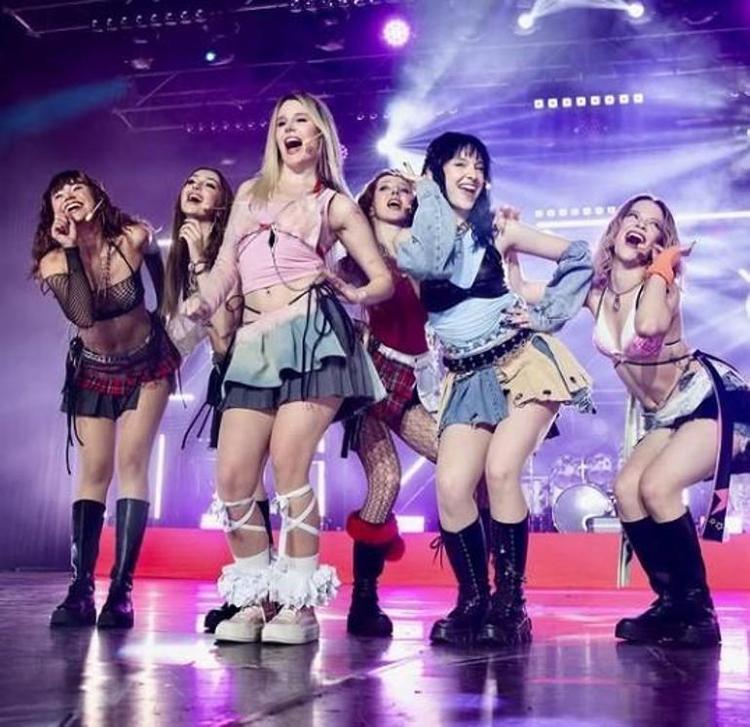 Türkiyenin yeni kız grubu çok sevildi Manifestin üyelerinden Sueda Ulucanın hayatı