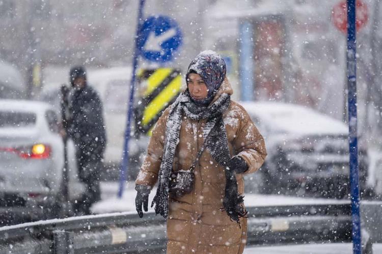 Kar etkili oluyor, 4 gün sürecek Zorunda kalmadıkça dışarı çıkmayın uyarısı