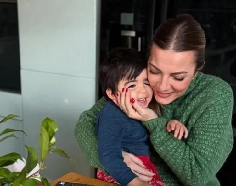 Burcu Kara masal gibi devam eden evliliğinin yıldönümünü kutladı