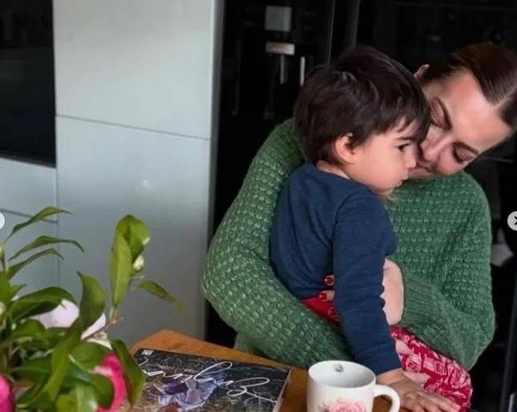 Burcu Kara masal gibi devam eden evliliğinin yıldönümünü kutladı