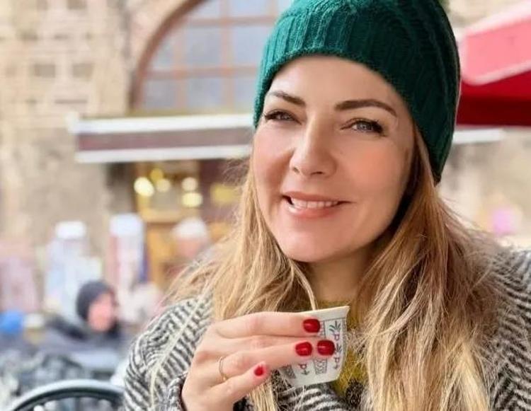 Burcu Kara masal gibi devam eden evliliğinin yıldönümünü kutladı