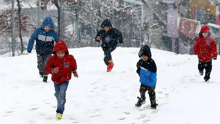 İstanbulda okullar yarın kar tatili olacak mı Gözler çevrildi: İstanbul Valisi açıklayacak