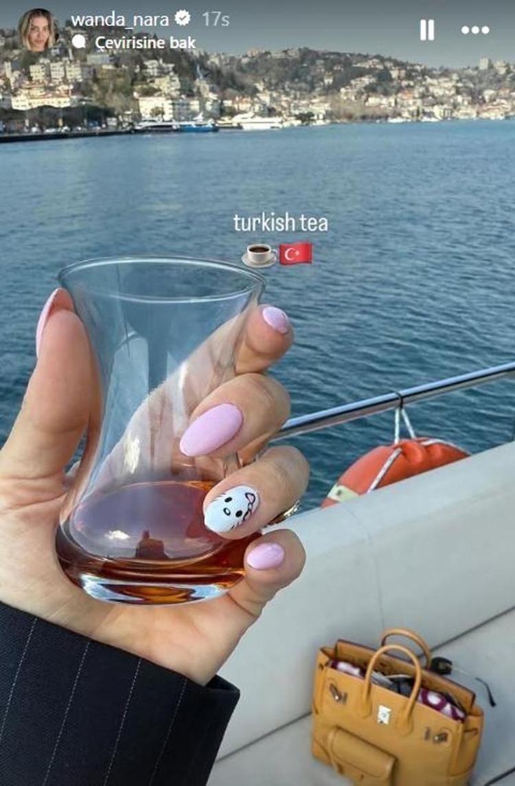 Wanda Nara Yılın kadını ödülünü aldı Pembe elbisesi dikkat çekti