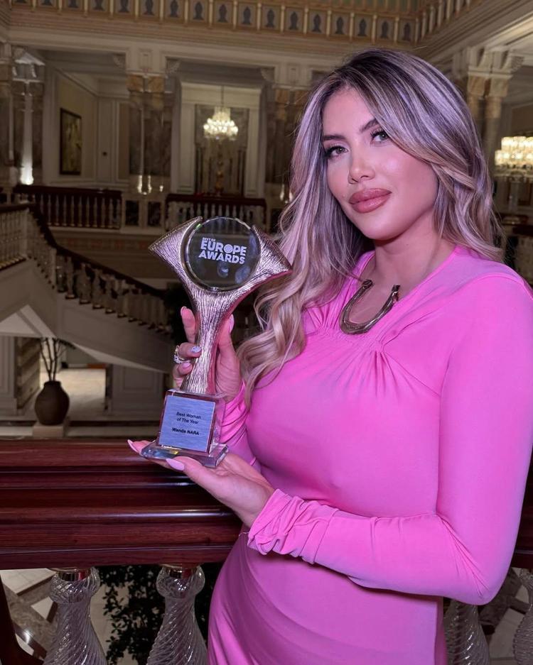Wanda Nara Yılın kadını ödülünü aldı Pembe elbisesi dikkat çekti