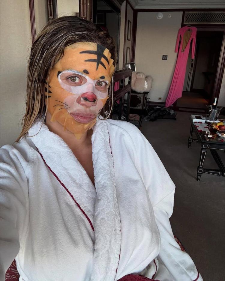 Wanda Nara Yılın kadını ödülünü aldı Pembe elbisesi dikkat çekti