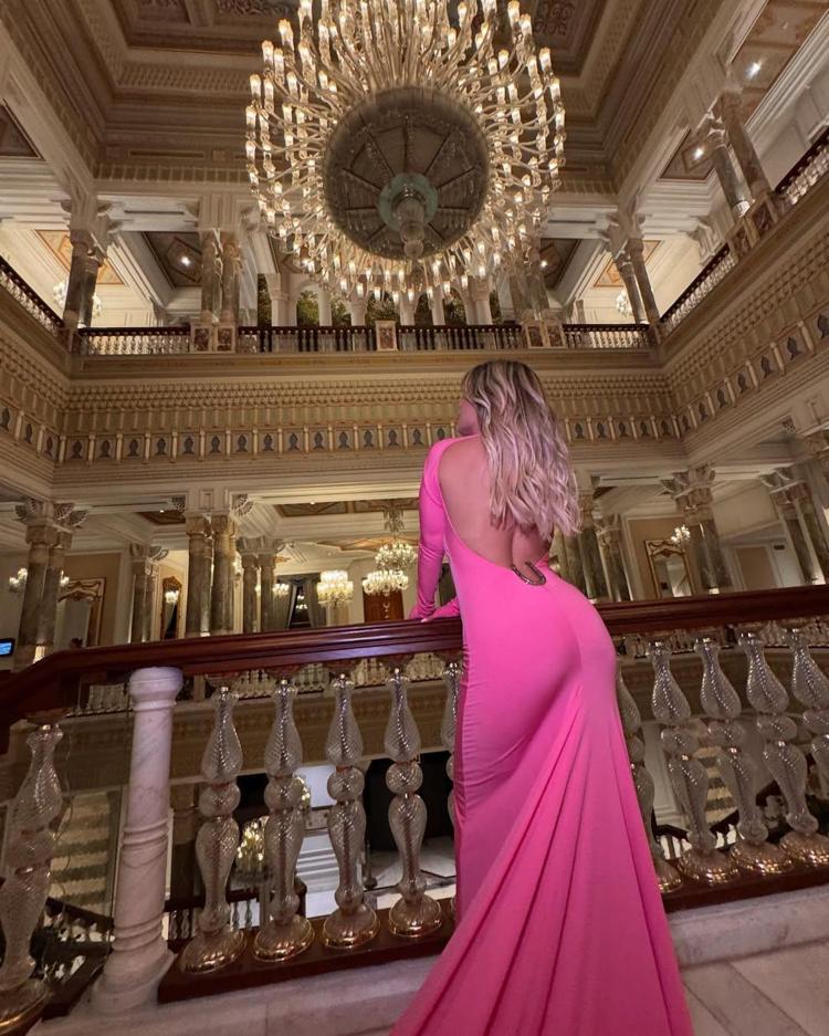 Wanda Nara Yılın kadını ödülünü aldı Pembe elbisesi dikkat çekti