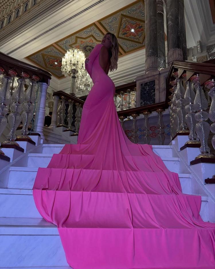 Wanda Nara Yılın kadını ödülünü aldı Pembe elbisesi dikkat çekti