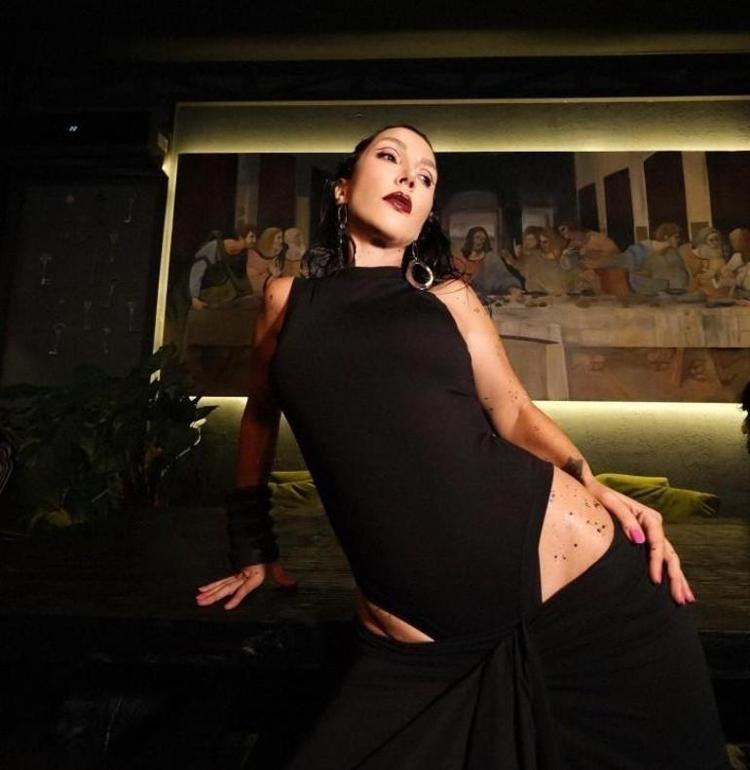 Hande Yener evde yemek yapıp sokak hayvanlarını besliyor