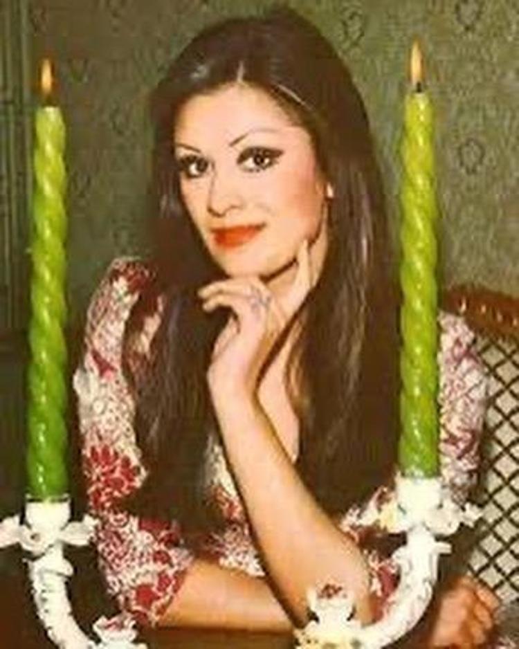 Genç kızlara taş çıkaran Gülşen Bubikoğlu güzelliğiyle sosyal medyaya damgasını vurdu