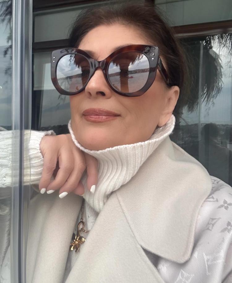 Genç kızlara taş çıkaran Gülşen Bubikoğlu güzelliğiyle sosyal medyaya damgasını vurdu