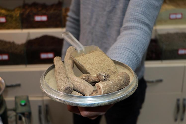 Yeryüzünün en güçlü antibiyotiği Çinlilerin favori bitkisi: Öksürük, balgam ve göğüs tıkanıklığının kökünü kazıyor Boğazdaki mikropları öldürüyor