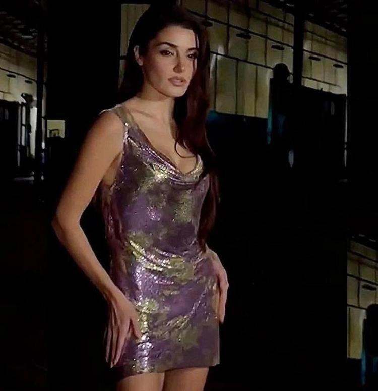 Hande Erçel Milanoda Donatella Versace ile yan yana poz verdi