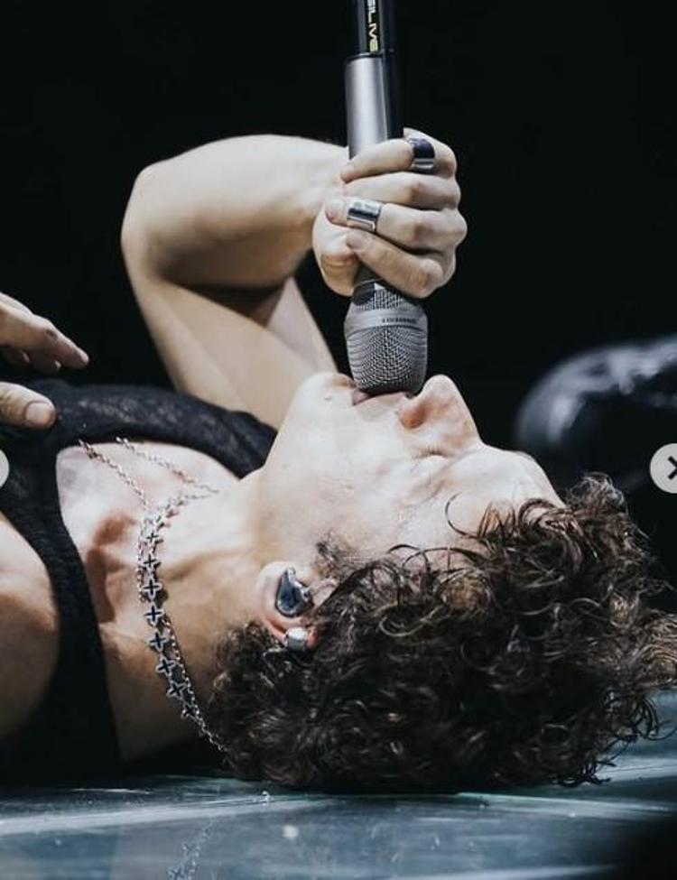 Edis sahne şovuyla standartları zorladı