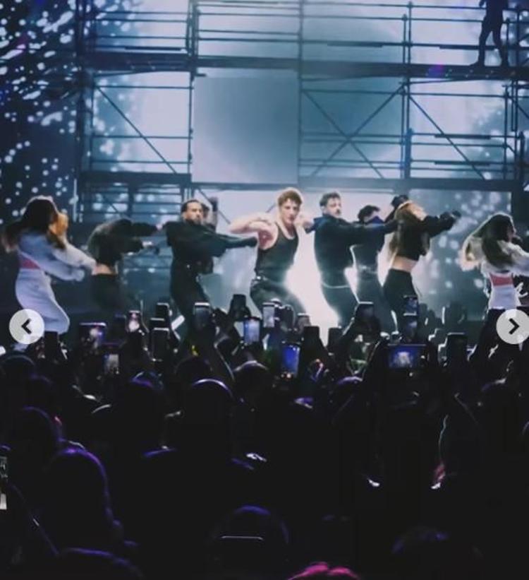 Edis sahne şovuyla standartları zorladı