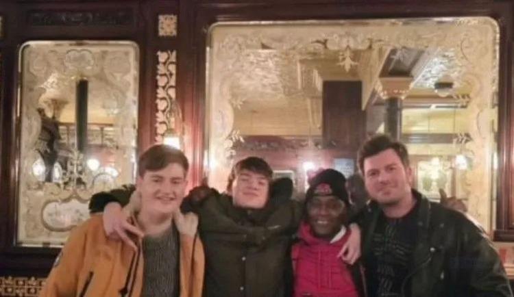 Başak Dizerden sosyal medyayı sallayan Londra pozları