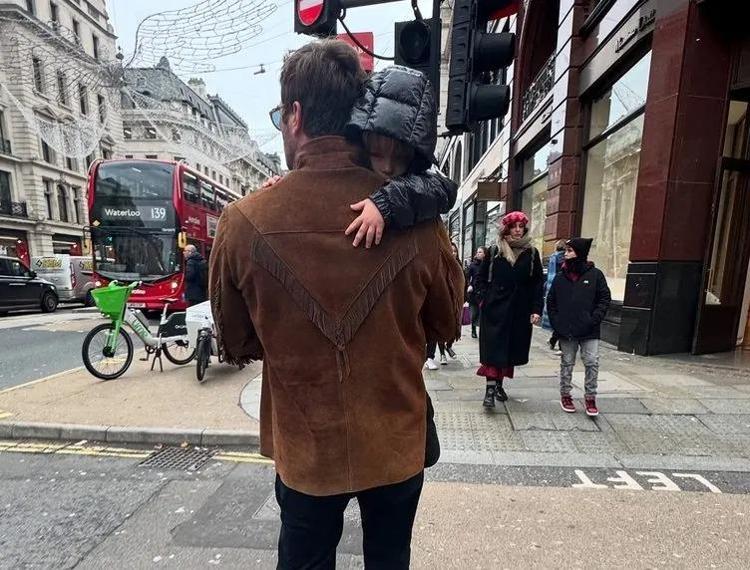 Başak Dizerden sosyal medyayı sallayan Londra pozları
