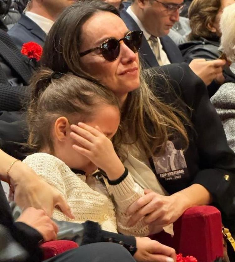 KIZI GÖZYAŞLARINA BOĞULDU