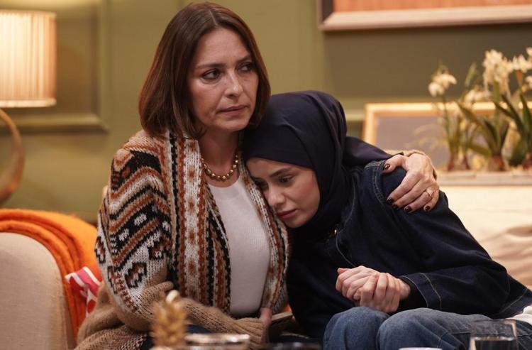 Derya Bedavacı Piyasayı ağlatacak Anne beni anlayan yok