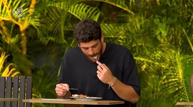 Survivor Yiğit Poyraz eleştirilerin hedefi oldu Oyunda dört kişinin yemeğini yedi